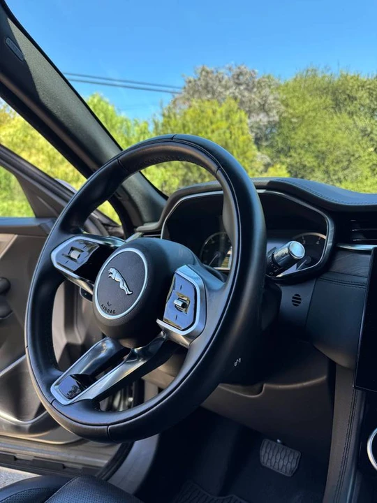 2022 Jaguar F-Pace - Image 10 of 18