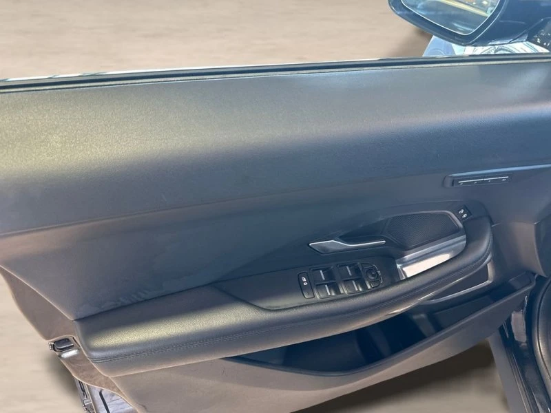 2022 Jaguar E-Pace - Image 11 of 19