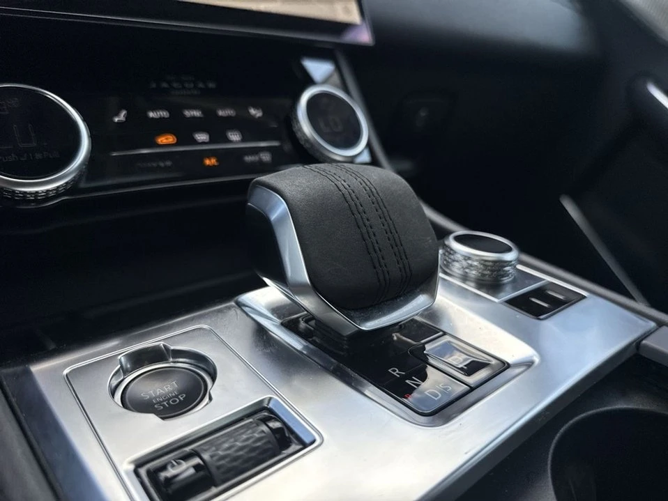 2022 Jaguar F-Pace - Image 10 of 13