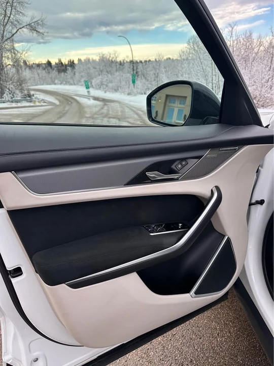 2022 Jaguar F-Pace - Image 8 of 13