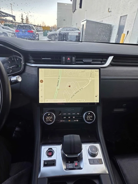 2022 Jaguar F-Pace - Image 15 of 18
