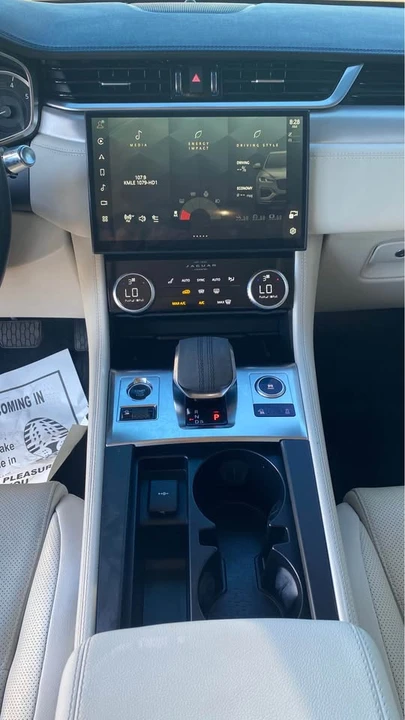 2022 Jaguar F-Pace - Image 14 of 18