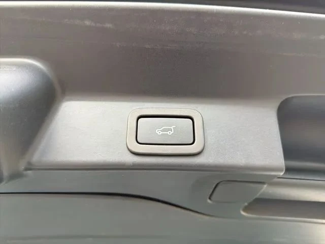 2022 Jaguar F-Pace - Image 15 of 16