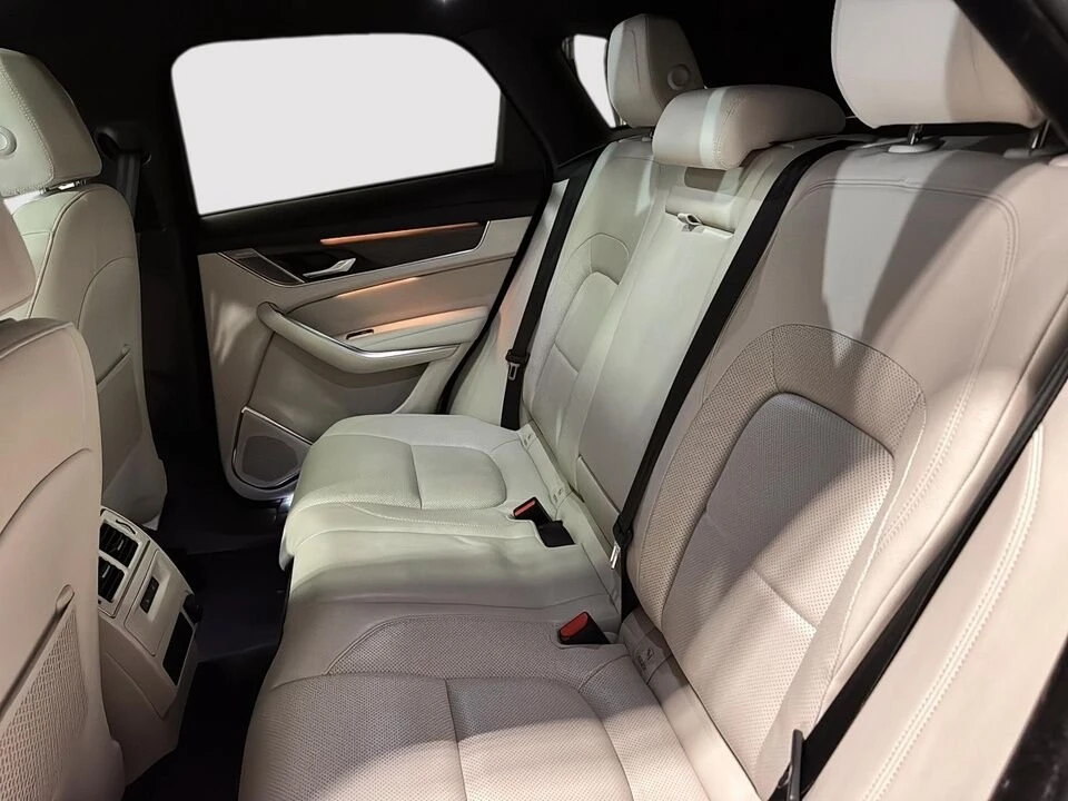 2022 Jaguar F-Pace - Image 9 of 18