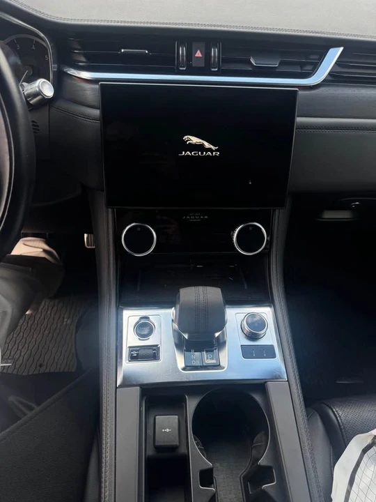 2022 Jaguar F-Pace - Image 11 of 17