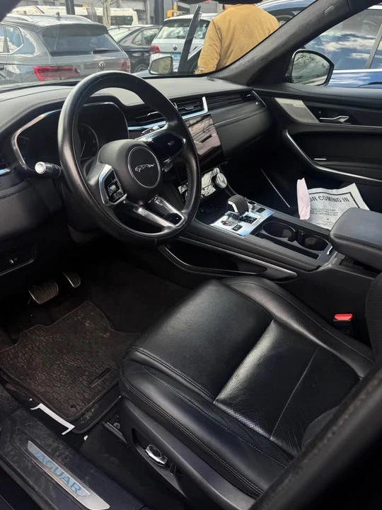 2022 Jaguar F-Pace - Image 9 of 17