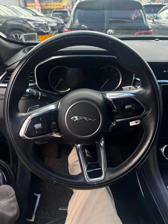 2022 Jaguar F-Pace - Image 10 of 17