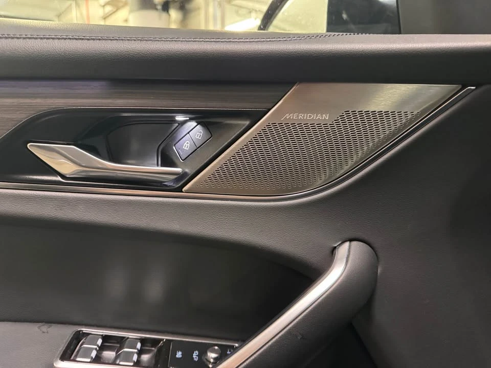 2022 Jaguar F-Pace - Image 16 of 17