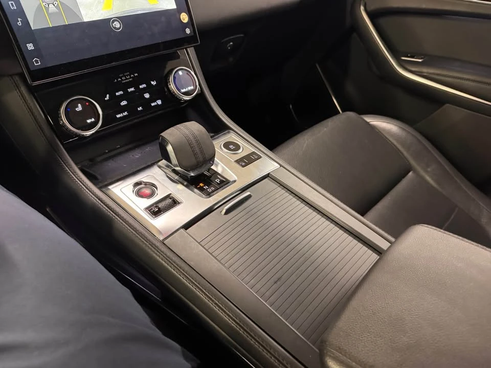 2022 Jaguar F-Pace - Image 15 of 17