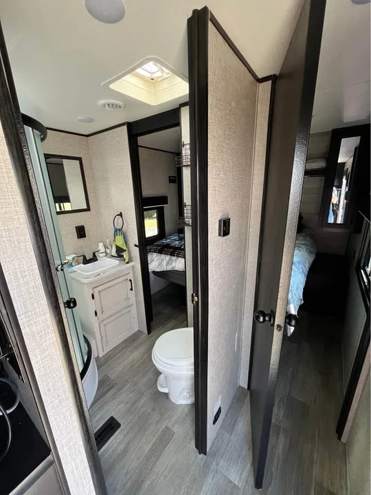 2022 Jayco Jay Flight SLX - Image 2 of 9