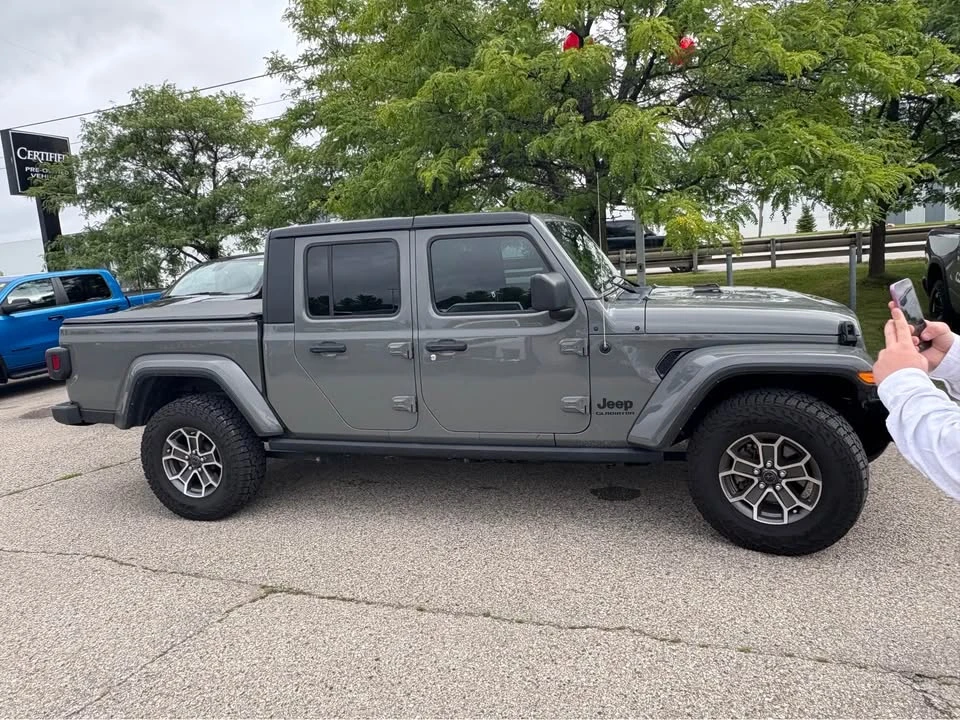 2022 Jeep JT Gladiator - Image 2 of 3