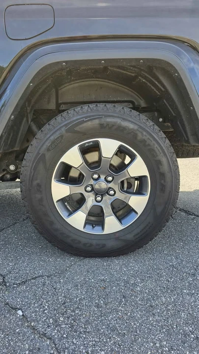 2022 Jeep JT Gladiator - Image 2 of 11