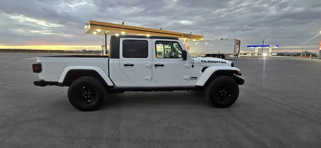 2022 Jeep Gladiator Willys Pickup 4D 5 ft