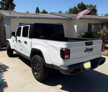 2022 Jeep Gladiator Willys Pickup 4D 5 ft