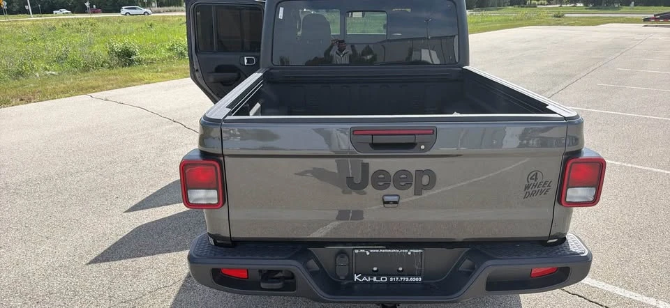 2022 Jeep JT Gladiator - Image 2 of 5