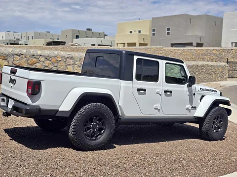 2022 Jeep Gladiator Willys Pickup 4D 5 ft