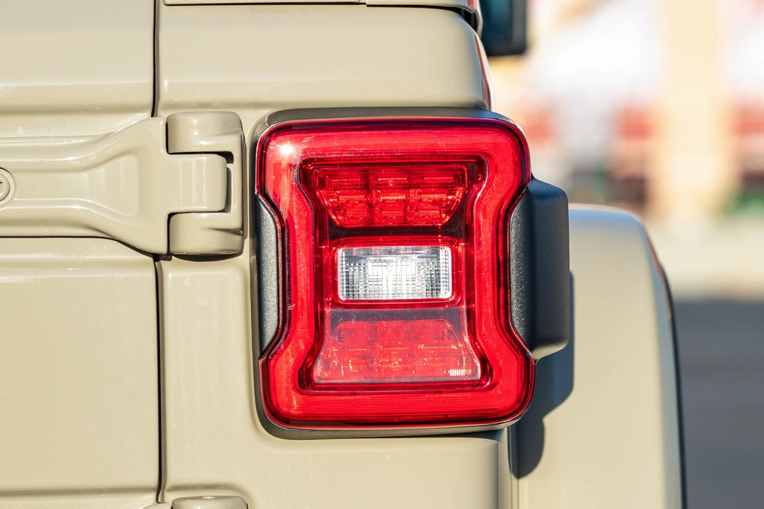 2022 Jeep JL Wrangler - Image 21 of 31