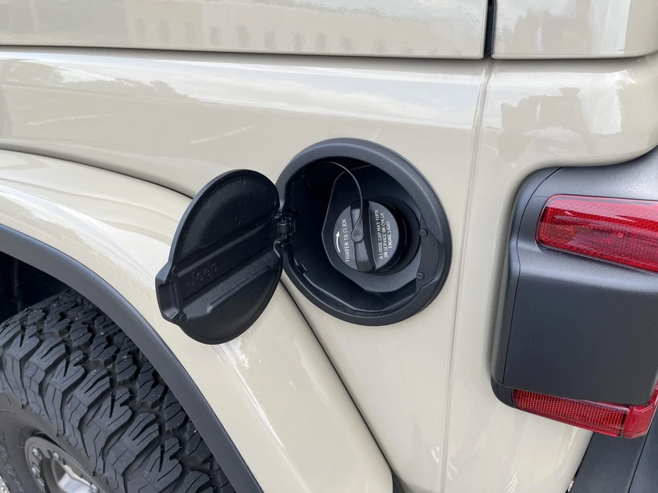 2022 Jeep JL Wrangler - Image 18 of 31