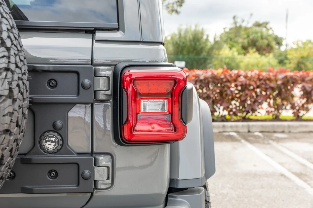2022 Jeep JL Wrangler - Image 14 of 31