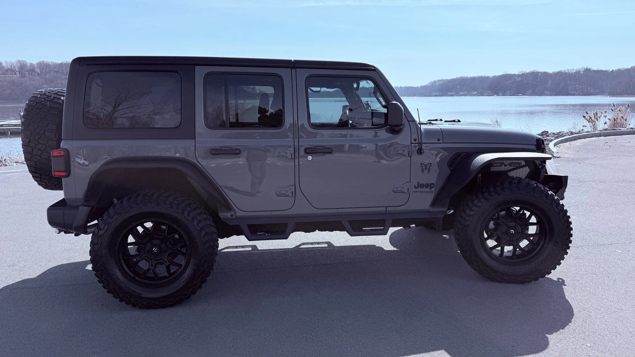 2022 Jeep JL Wrangler - Image 11 of 31