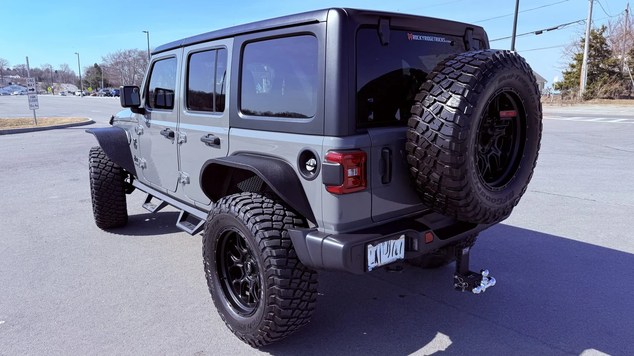 2022 Jeep JL Wrangler - Image 8 of 31