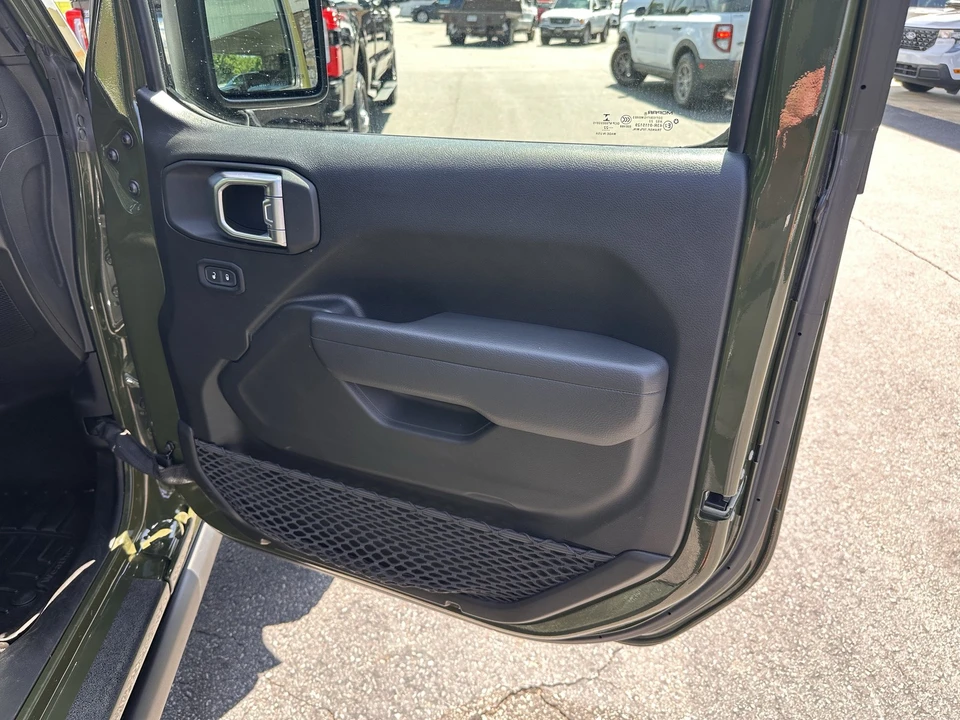 2022 Jeep JL Wrangler - Image 13 of 31