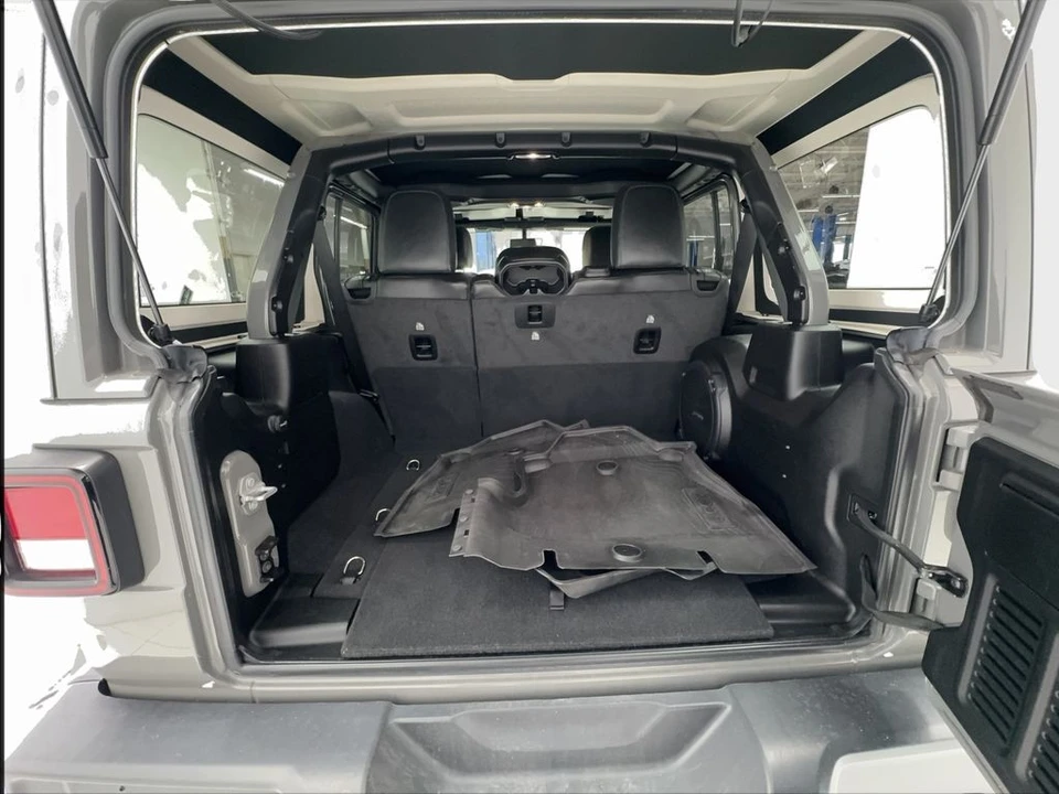 2022 Jeep JL Wrangler - Image 16 of 31