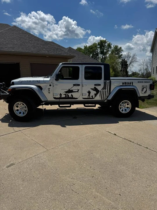 2022 Jeep JT Gladiator - Image 2 of 8