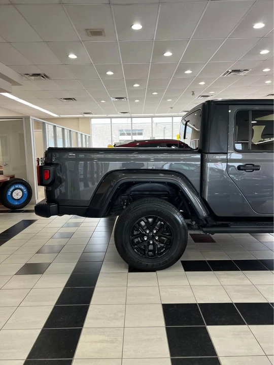2022 Jeep JT Gladiator - Image 2 of 18