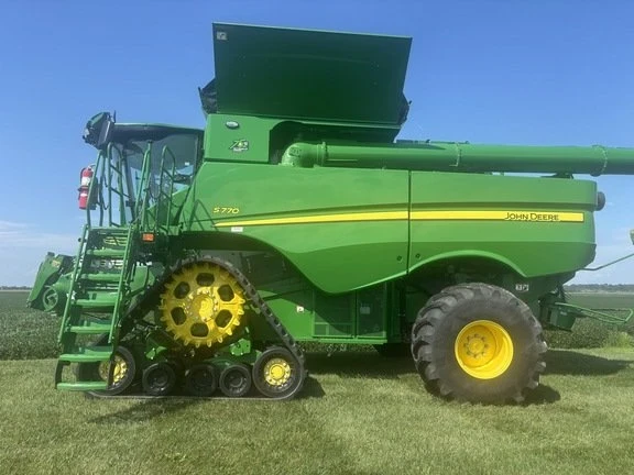 2022 John Deere - Image 2 of 10