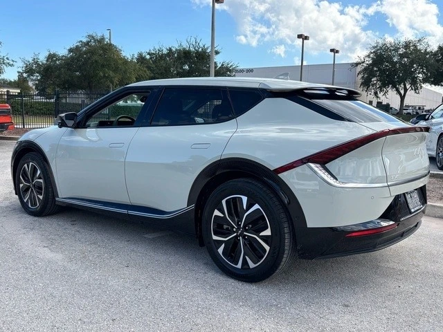 2022 Kia EV6 - Image 10 of 12
