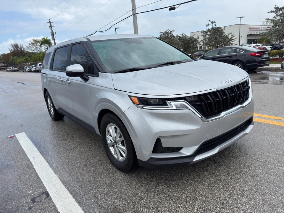 2022 Kia Carnival - Image 2 of 13