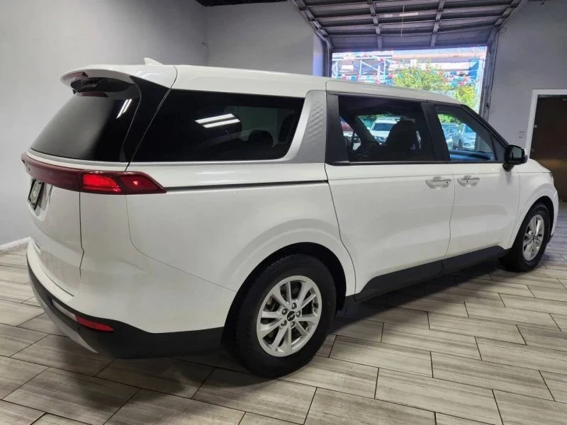 2022 Kia Carnival - Image 5 of 12