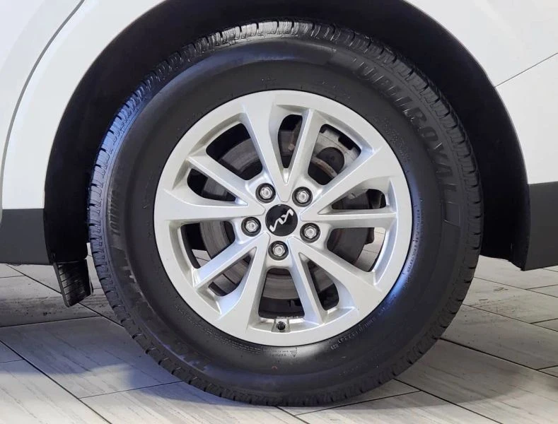 2022 Kia Carnival - Image 9 of 12