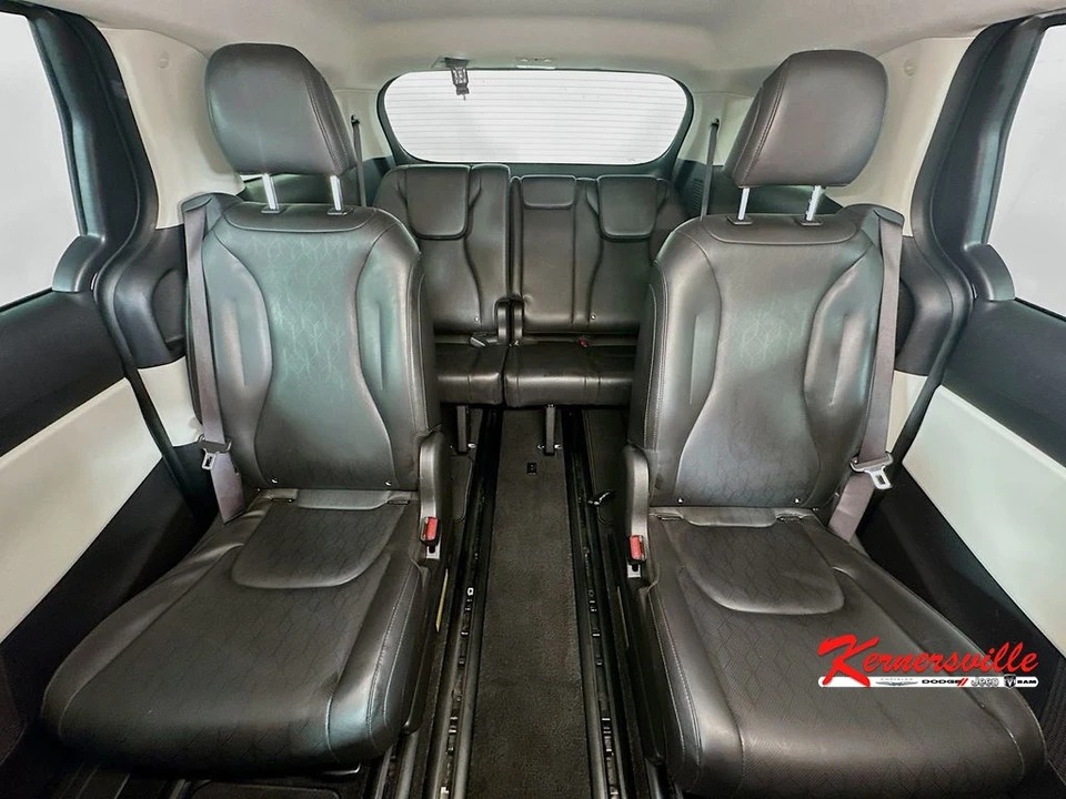 2022 Kia Carnival - Image 13 of 24