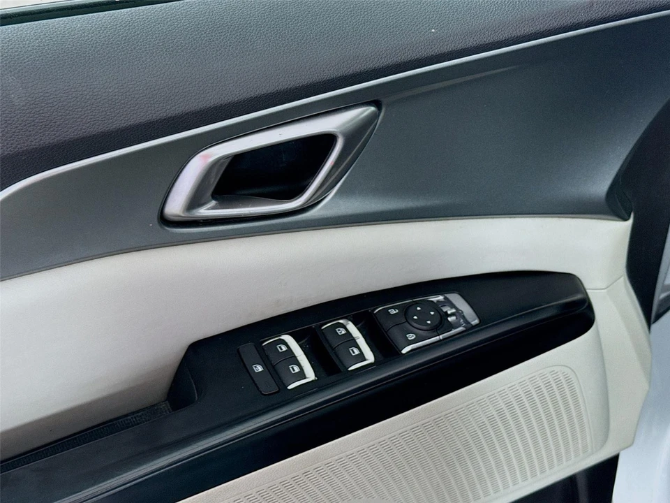 2022 Kia Carnival - Image 17 of 21