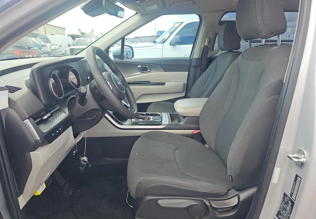 2022 Kia Carnival - Image 9 of 15