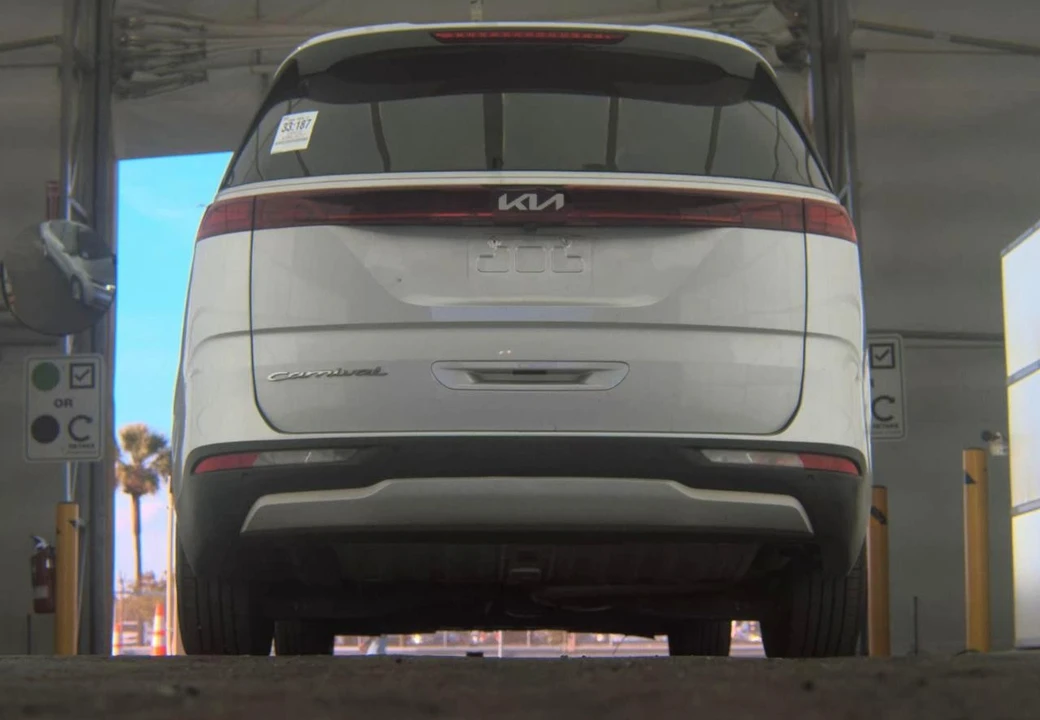 2022 Kia Carnival - Image 6 of 15