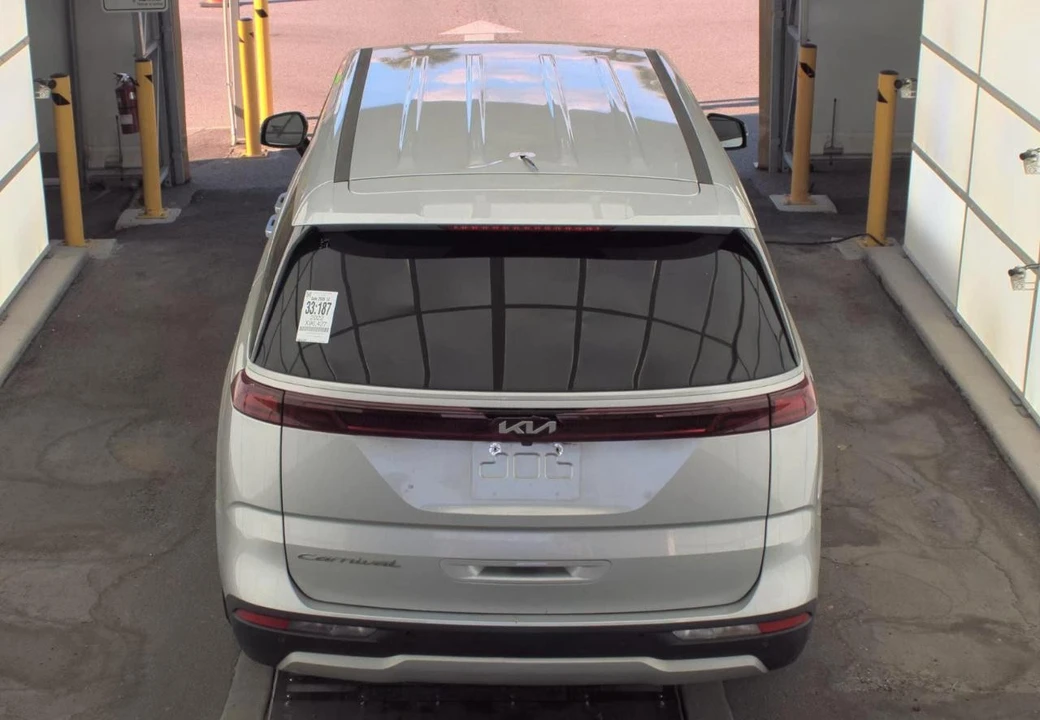 2022 Kia Carnival - Image 5 of 15