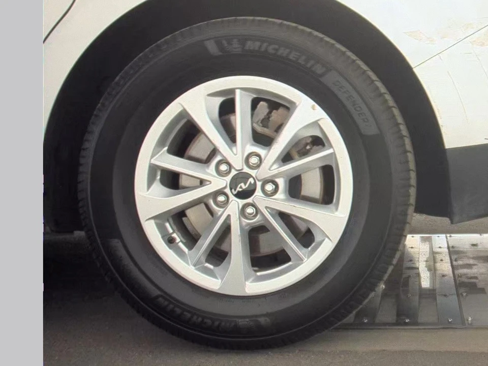 2022 Kia Carnival - Image 8 of 15
