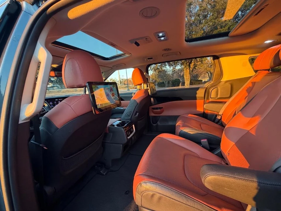 2022 Kia Carnival - Image 18 of 21