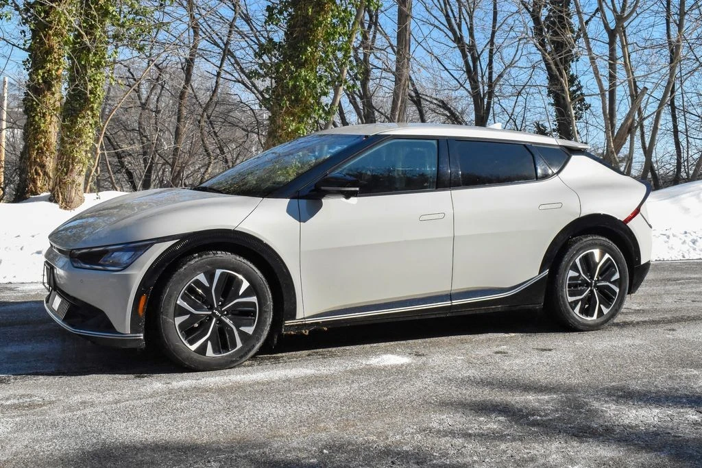 2022 Kia EV6 - Image 2 of 12