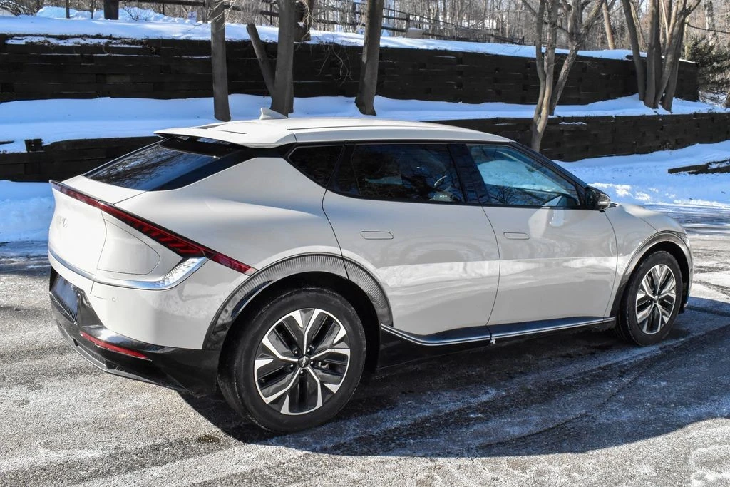 2022 Kia EV6 - Image 8 of 12