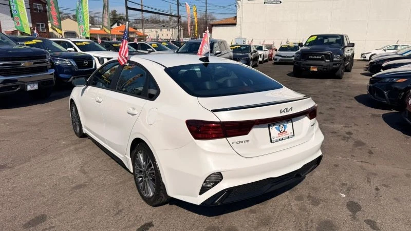 2022 Kia Forte - Image 5 of 12