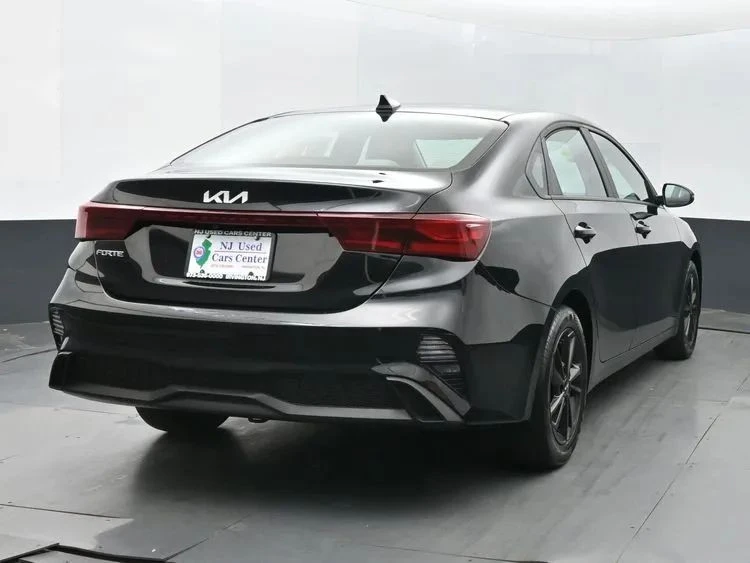2022 Kia Forte - Image 8 of 12