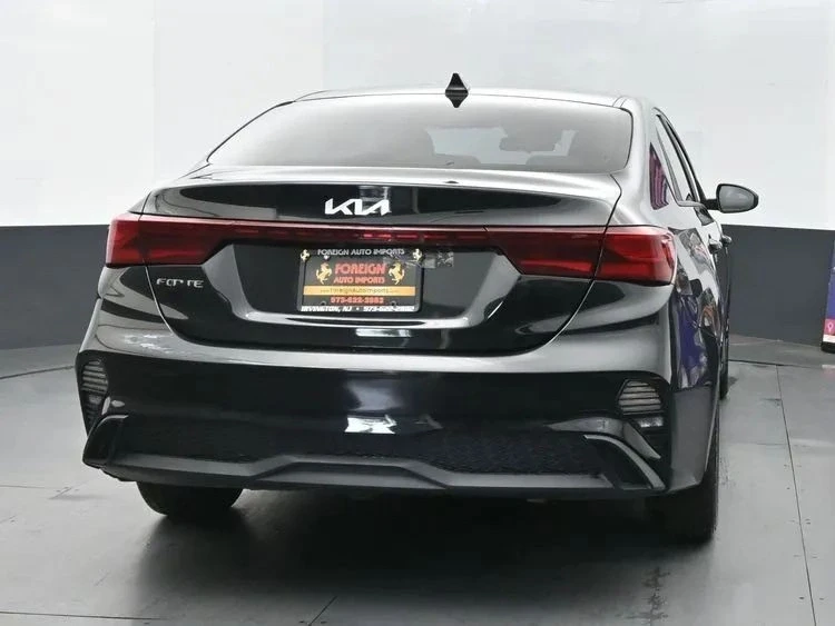 2022 Kia Forte - Image 8 of 12
