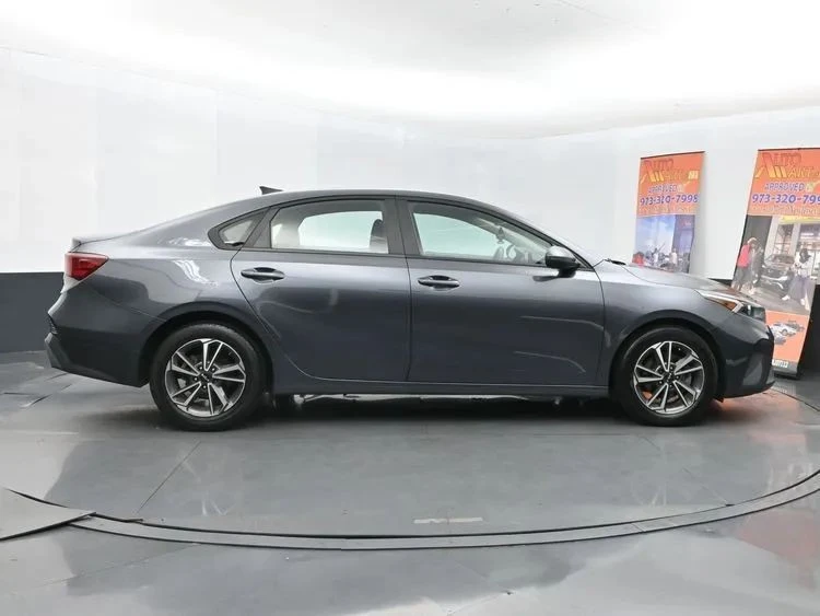 2022 Kia Forte - Image 4 of 12