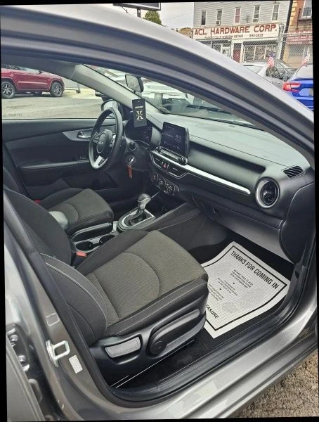 2022 Kia Forte - Image 8 of 12