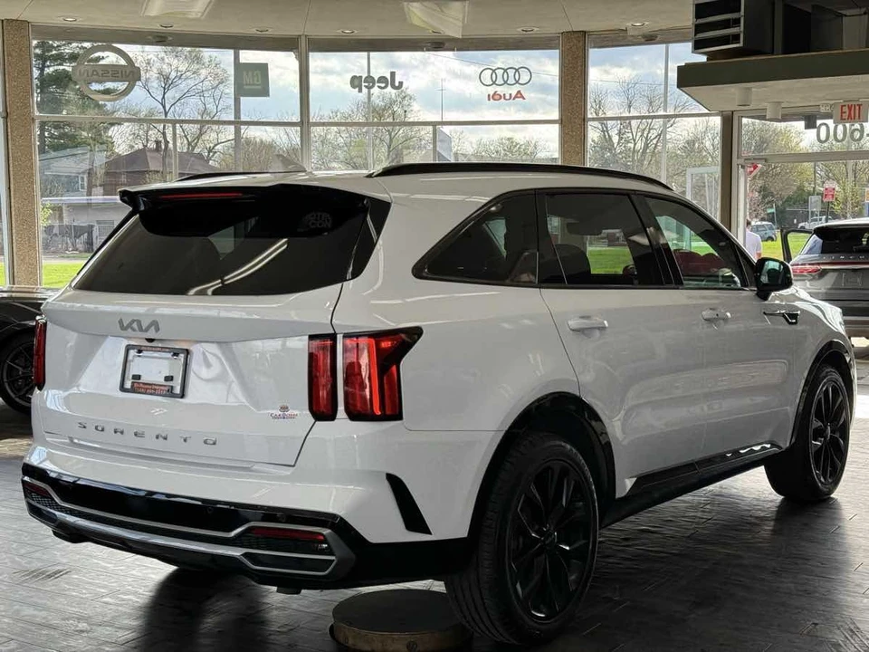 2022 Kia Sorento - Image 8 of 21