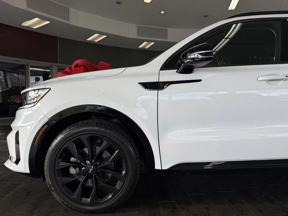 2022 Kia Sorento - Image 16 of 21